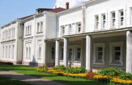 Family nest of Andrei Konchalovsky: the house of his wife Yulia Vysotskaya and their children